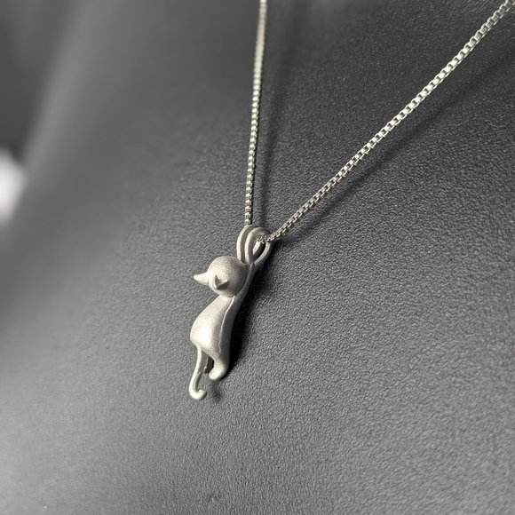 Matte silver color metal petite cat stretching pendant necklace - Picture 2 of 9